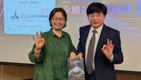 台灣尤努斯基金會蔡慧玲董事長(左)在活動中授予梁董事長永續共識通識課講師，共同推廣AI智能化在ESG領域之應用。
